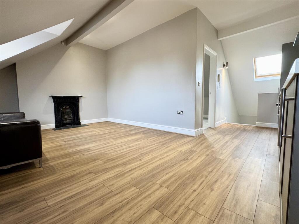 Lounge/dining/kitchen