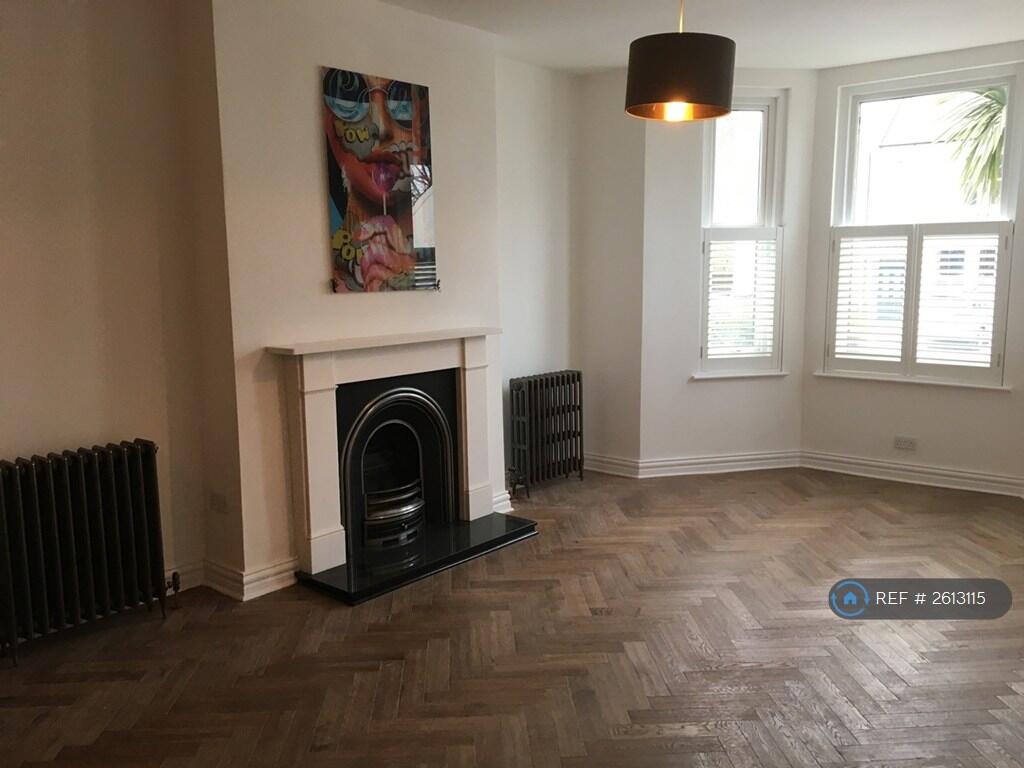 Front Room (7m x 5m)