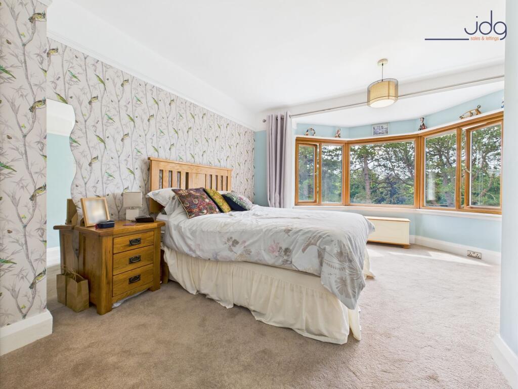 Double Bedroom with bay window overlooking the River
