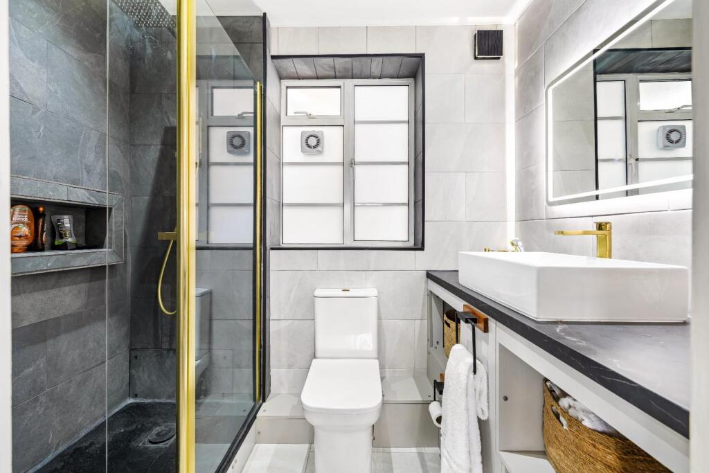 Flat 20, Brittany Court Full Res-6.jpg