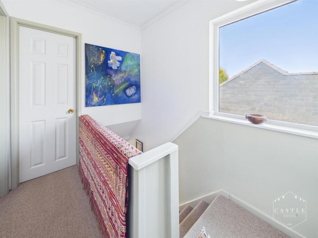 FIRST FLOOR LANDING