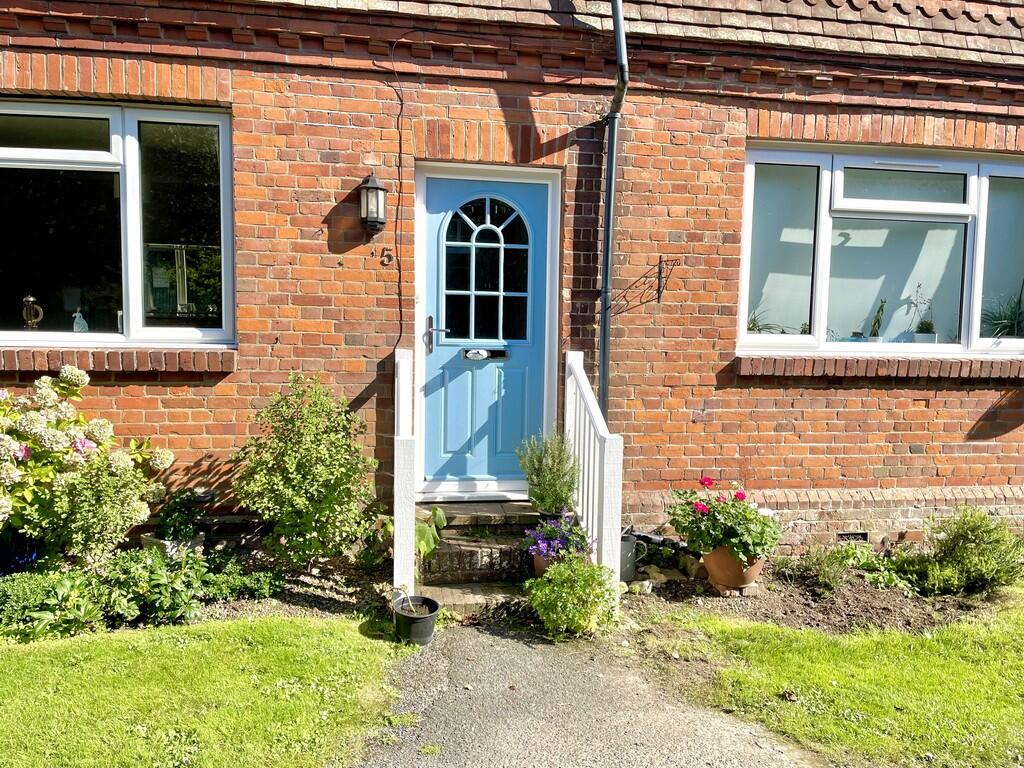 5 Ffynches Lodge ...