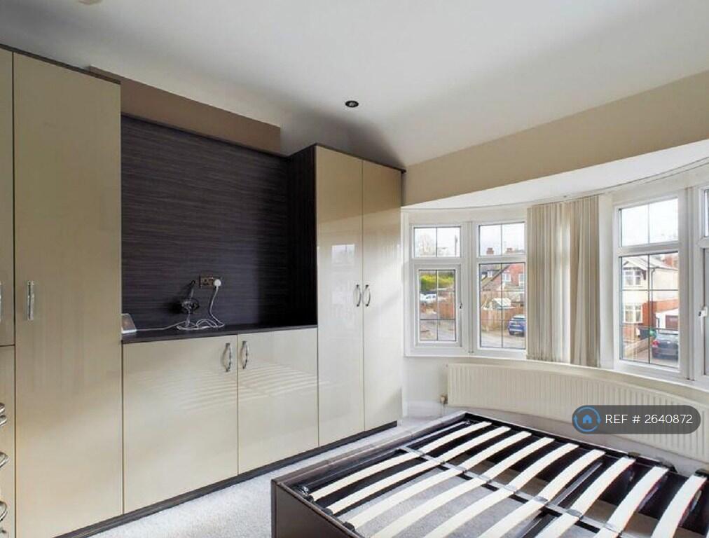Guest Bedroom, Fitted Wardrobes, King-Sized Be
