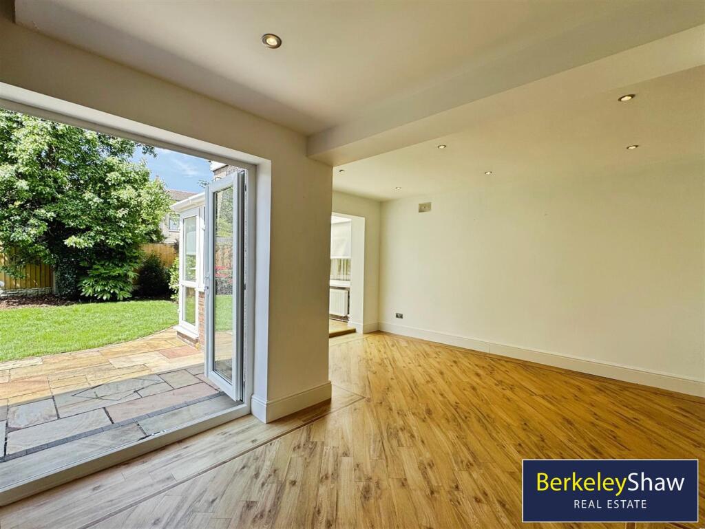 Moorgate Avenue, Crosby