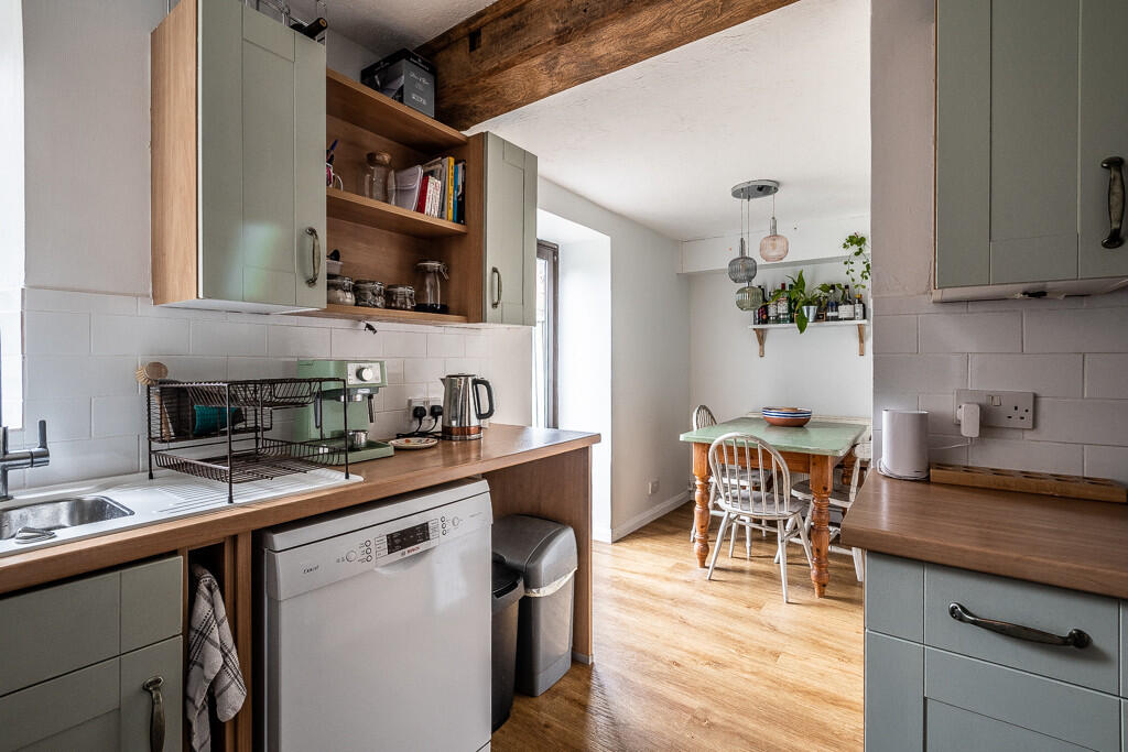 6 Woodcote Court ...