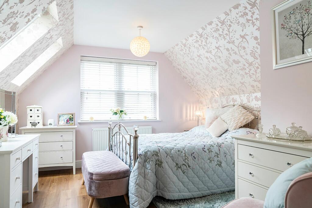 Master Bedroom (with en-suite)