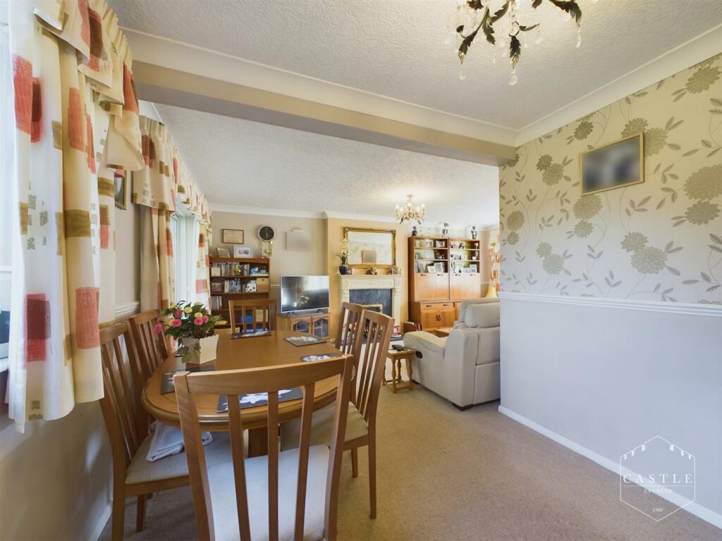 L SHAPED LOUNGE/DINING ROOM