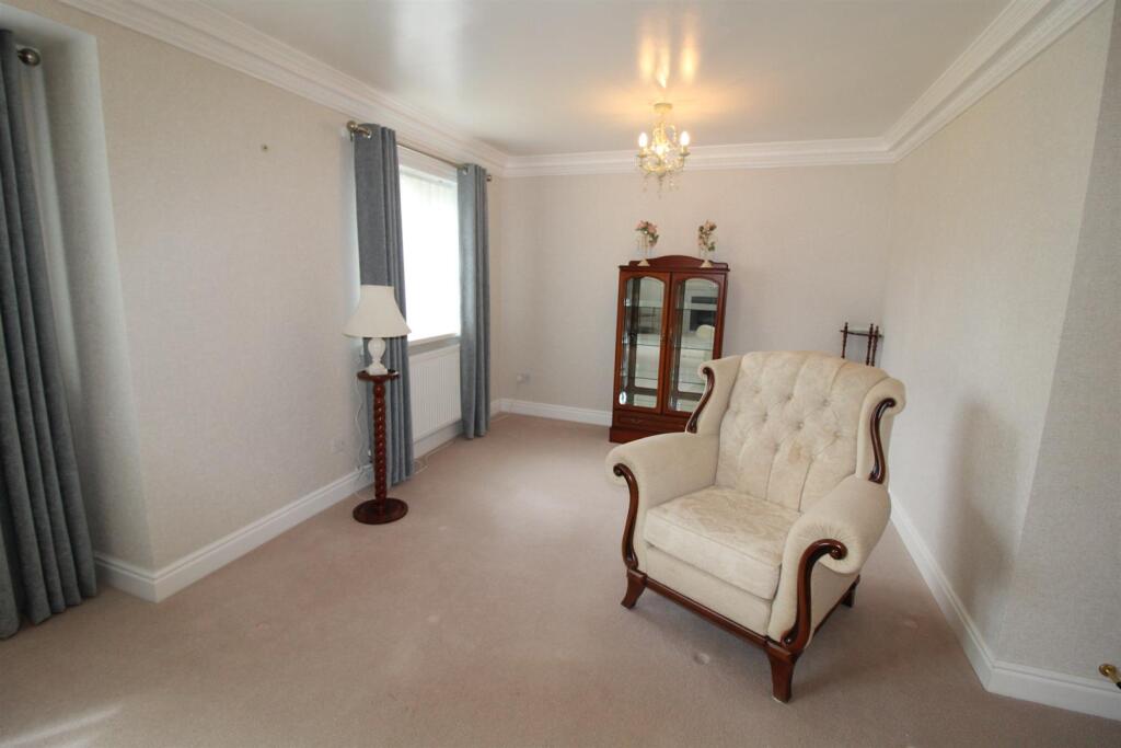 LOUNGE DINING ROOM