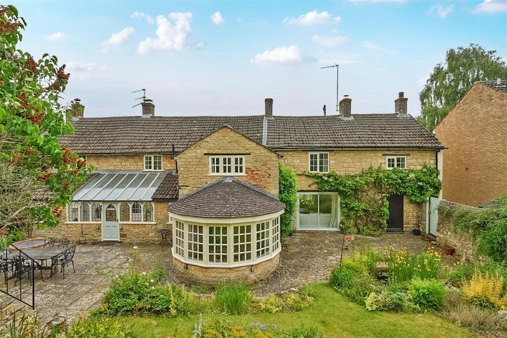 Bricklayers Cottage, 11 Careys Road, Pury End (3) 