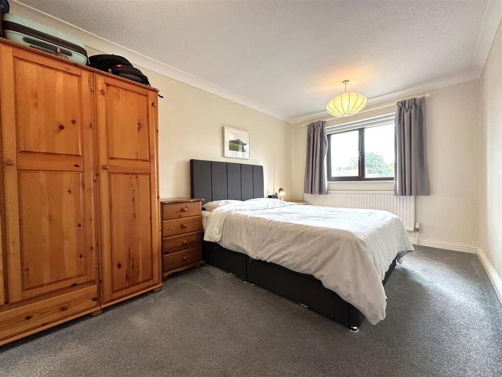 Master Bedroom 053