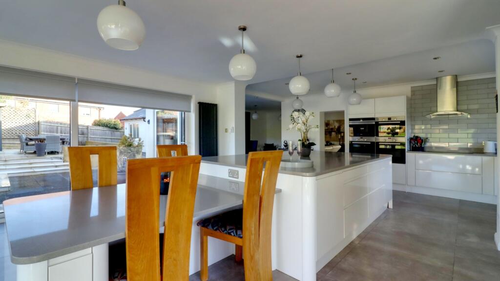 16. Kitchen 1