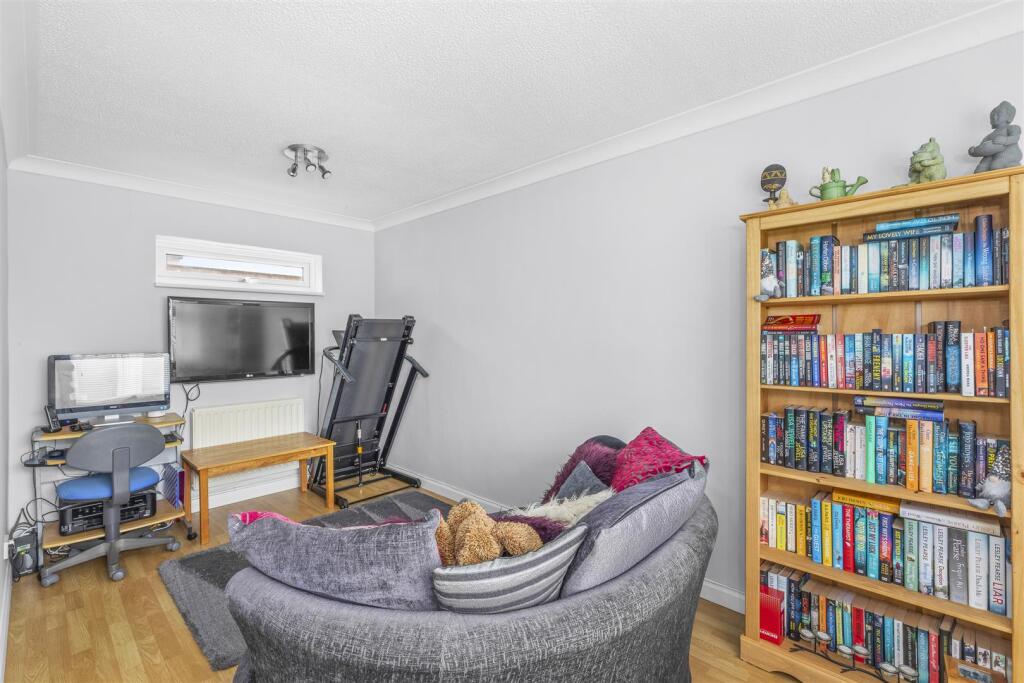 SNUG/FAMILY ROOM