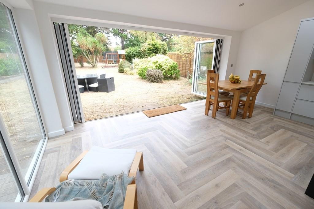 OPEN PLAN ROOM