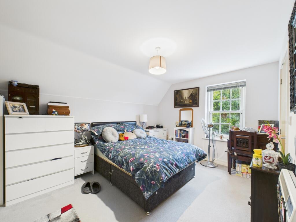 CAM01740G0-PR0454-STILL008