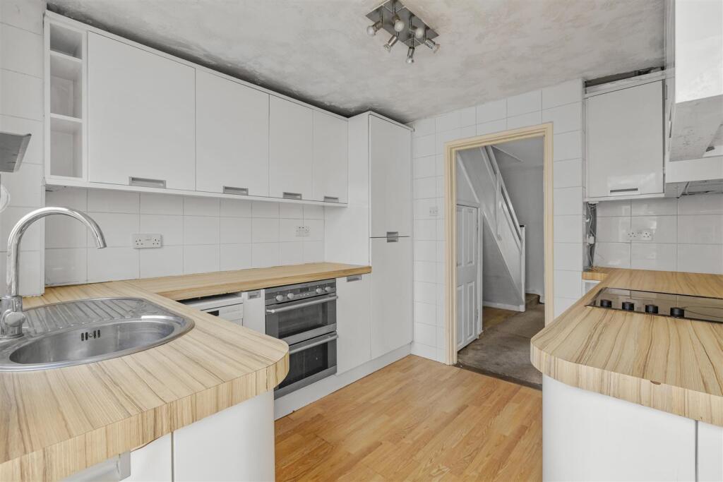 32 Campbells Ride, HP15 6TQ-11.jpg