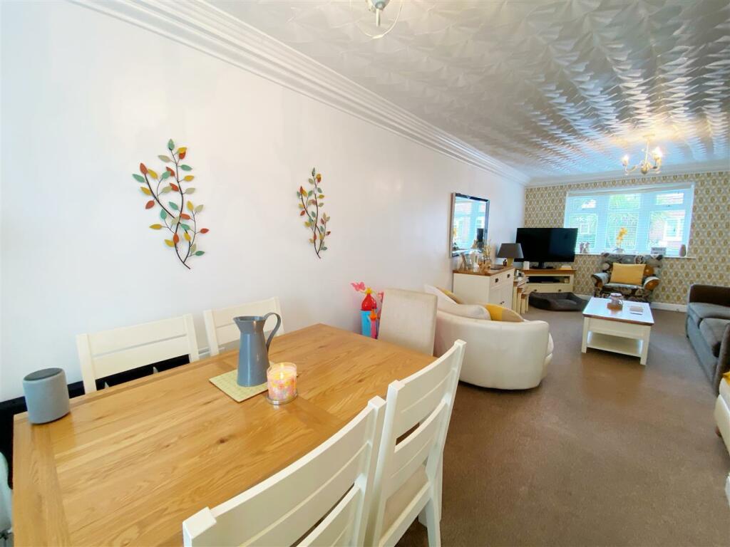 Lounge pic 6.jpg