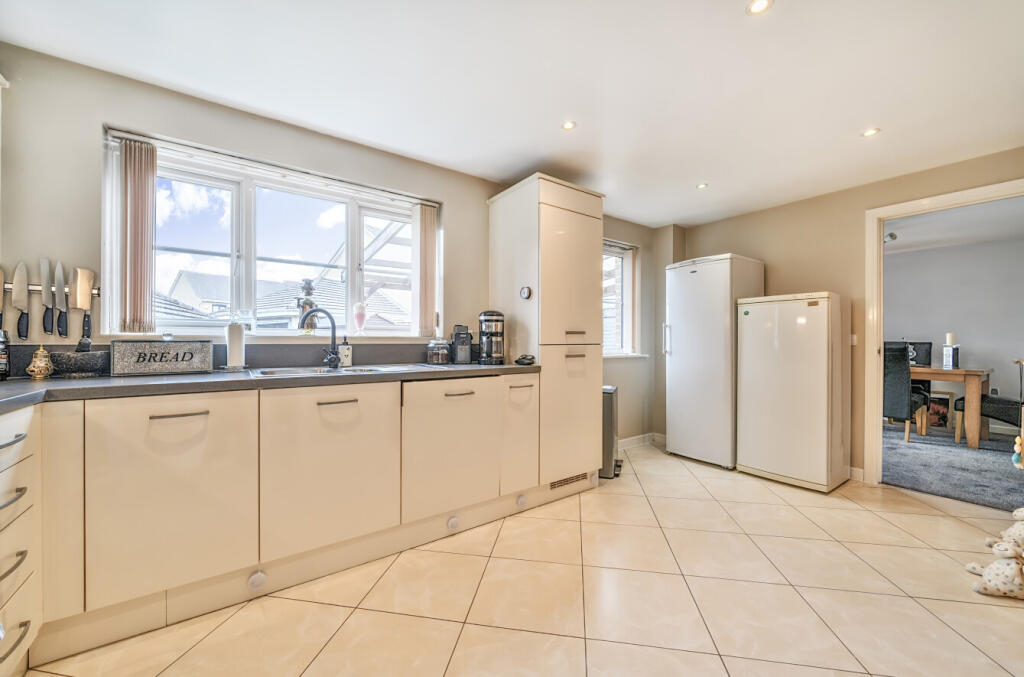 1304500-15-684814...