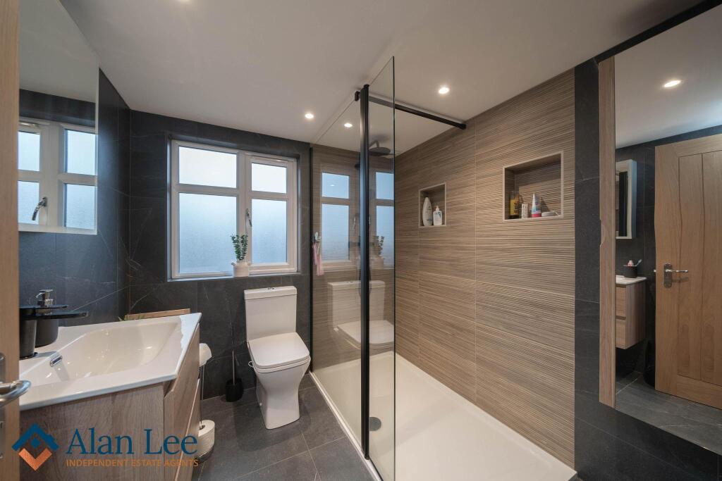 Shower Room (First Floor)