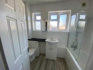 the pantiles 11a bathroom.jpg