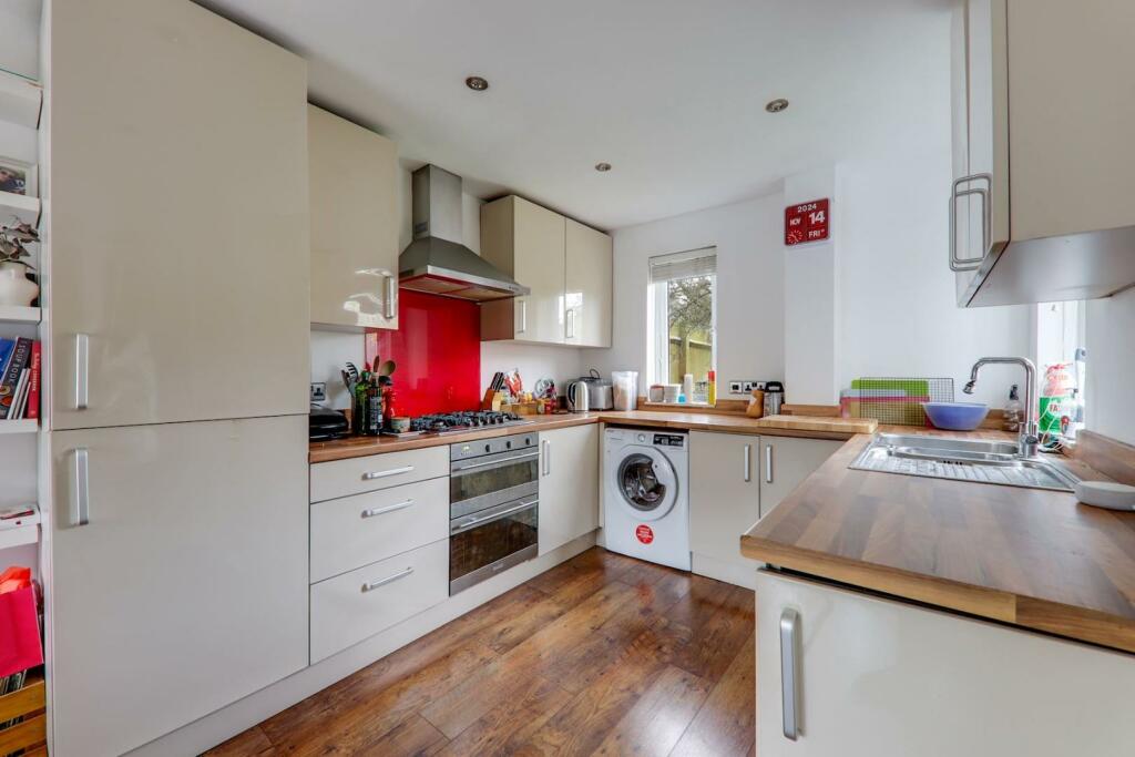 05-0bfbJHPropWorld - 7 Canal Walk - 13-medium.jpg