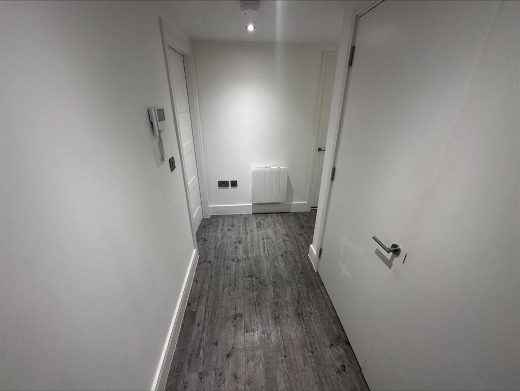 Hallway shot 2.jpeg