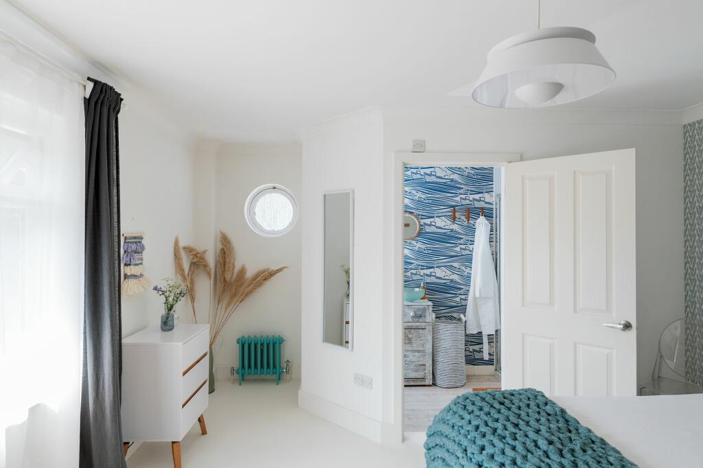 Quillet, Hillfield, Dartmouth: Master Bedroom &amp; Ensuite