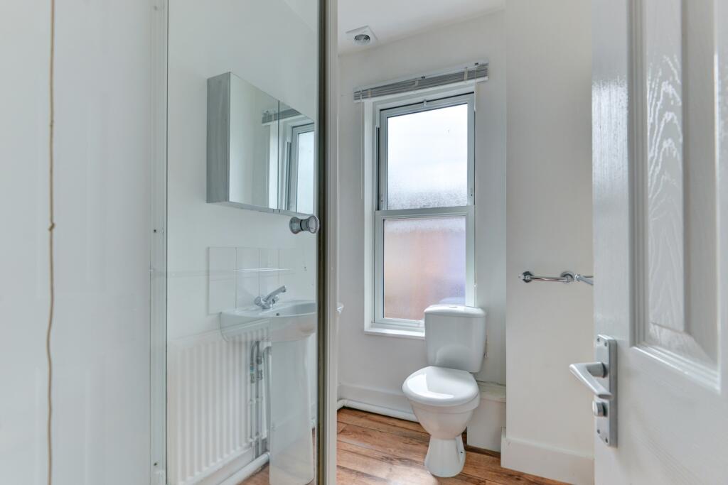 62 Brading Road Bathroom 2