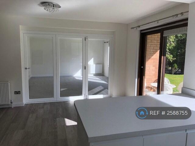 Breakfast Bar &amp; Dining Room