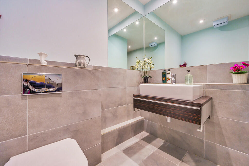En-suite Shower R...