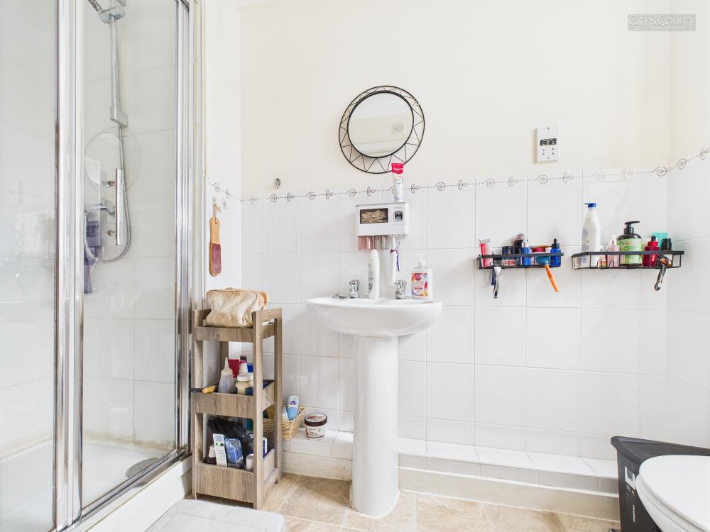 En-Suite To Master Bedroom