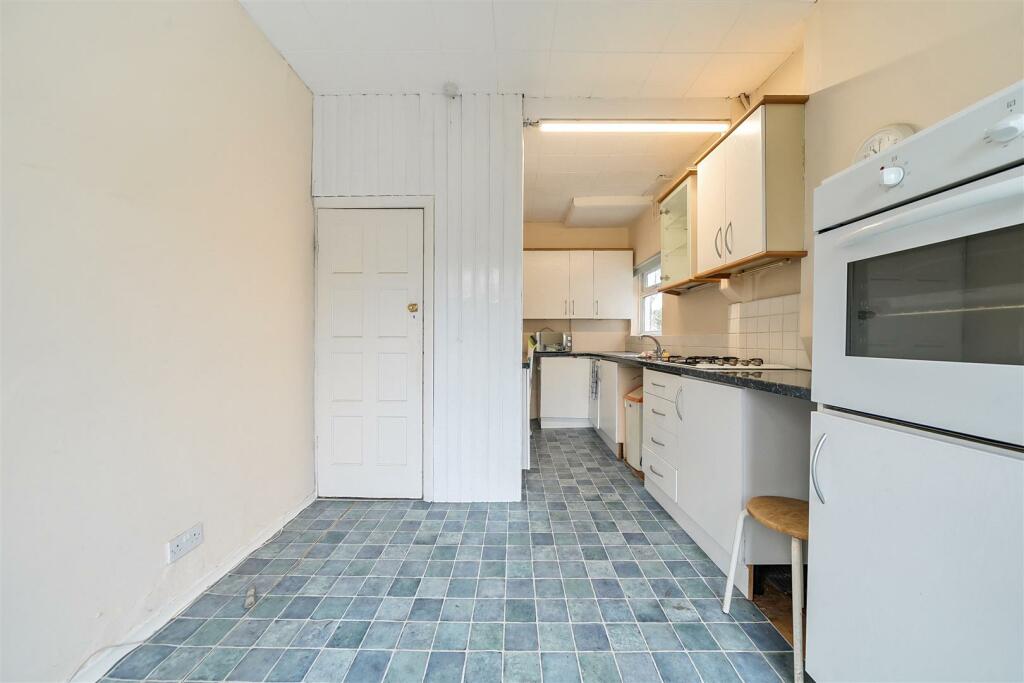 Kitchen 2.jpg