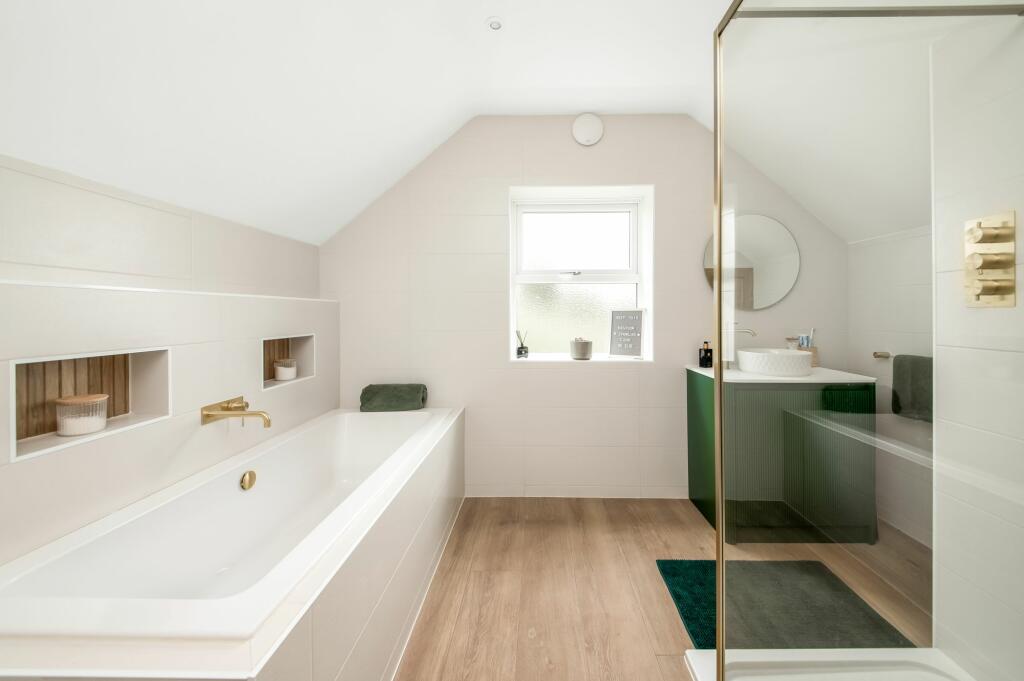 EN-SUITE BATHROOM