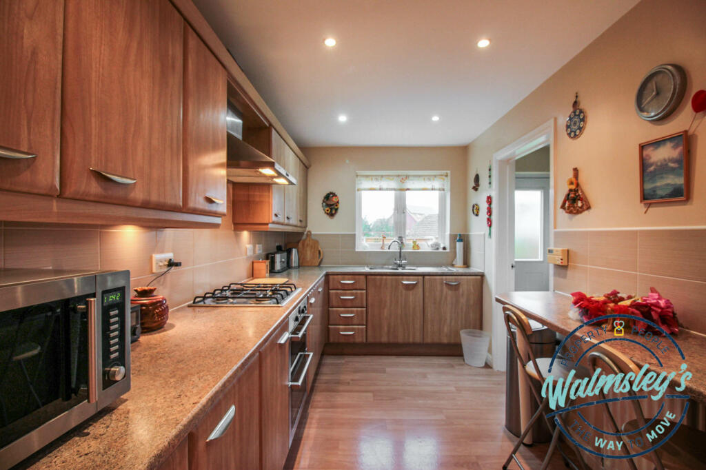 Kitchen with breakfast bar