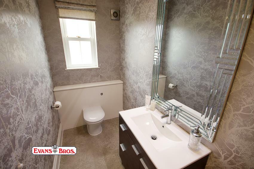 EN-SUITE SHOWER ROOM