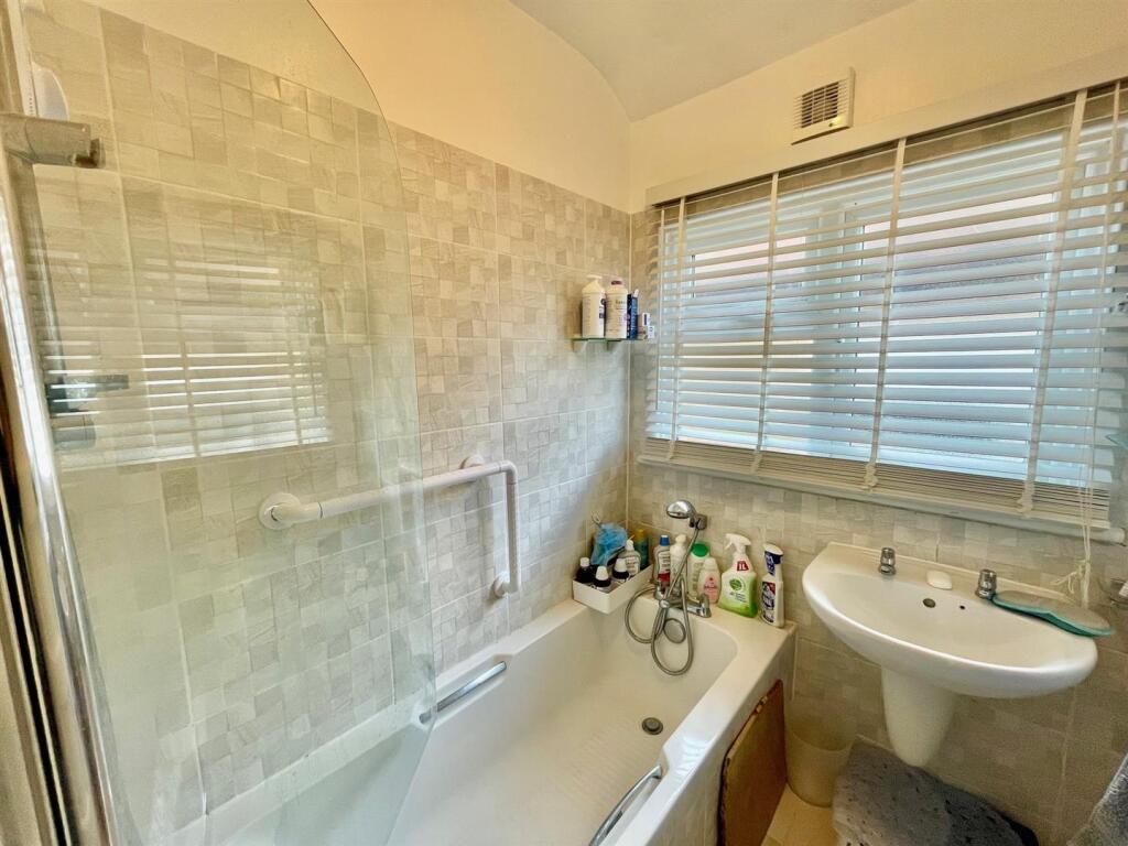 12 Elmscroft Bathroom.jpg