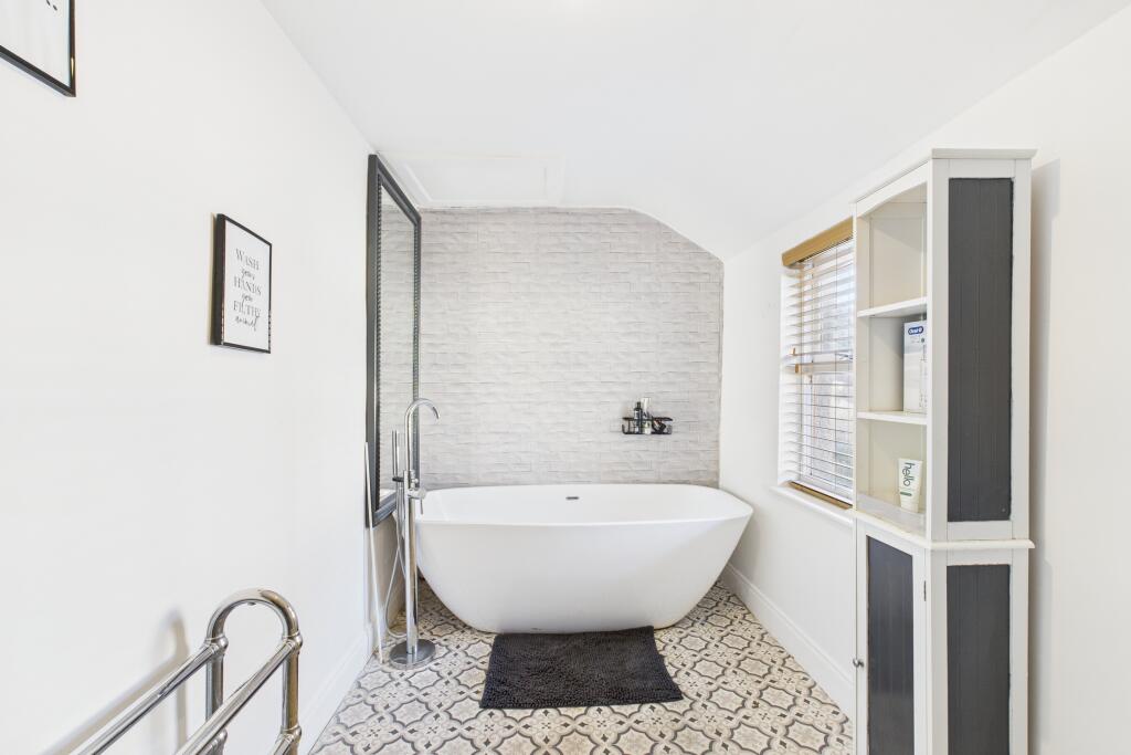 CAM04201G0-PR0061-STILL018