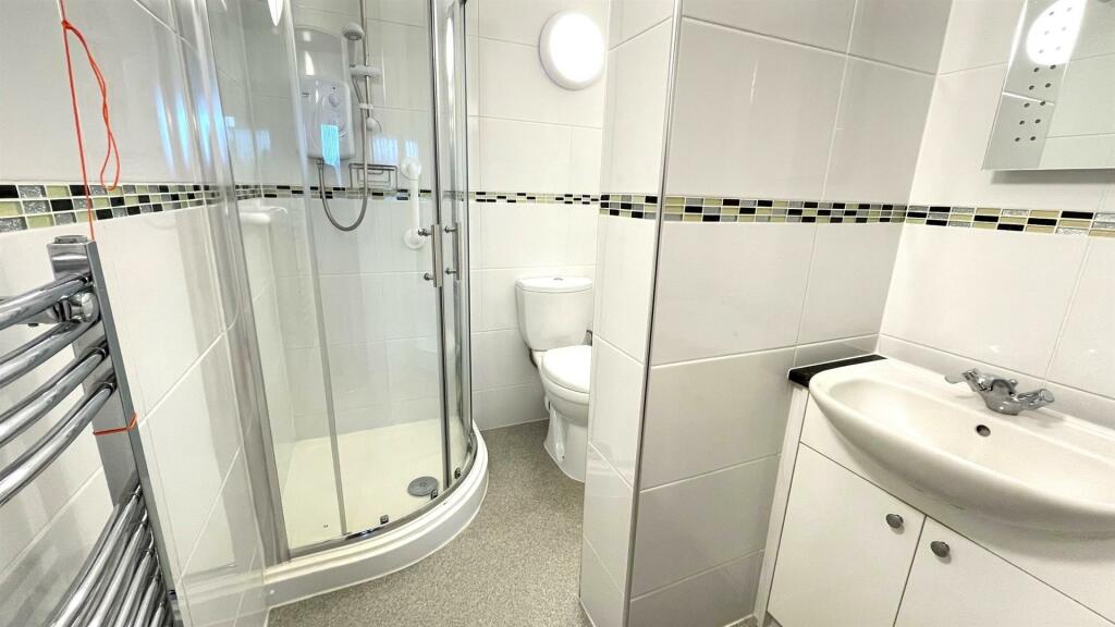 RE-FITTED 3 PIECE EN-SUITE SHOWER ROOM