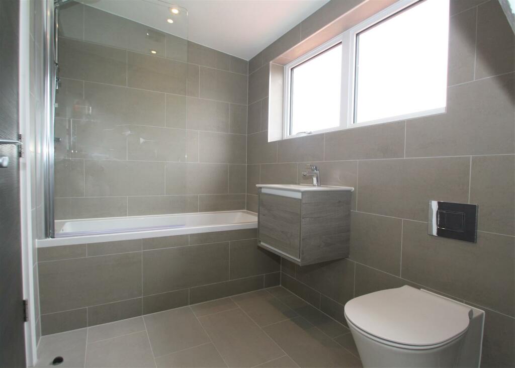 Ensuite1.jpg