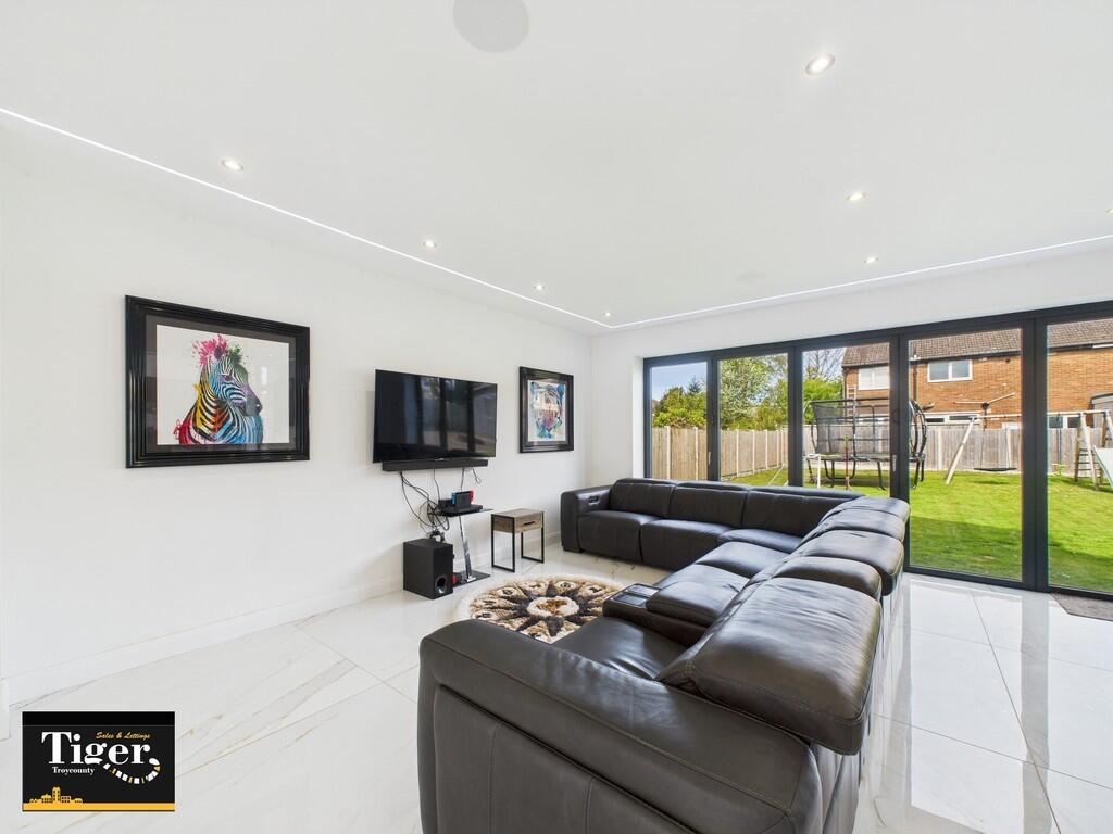 CAM02176G0-PR0559...