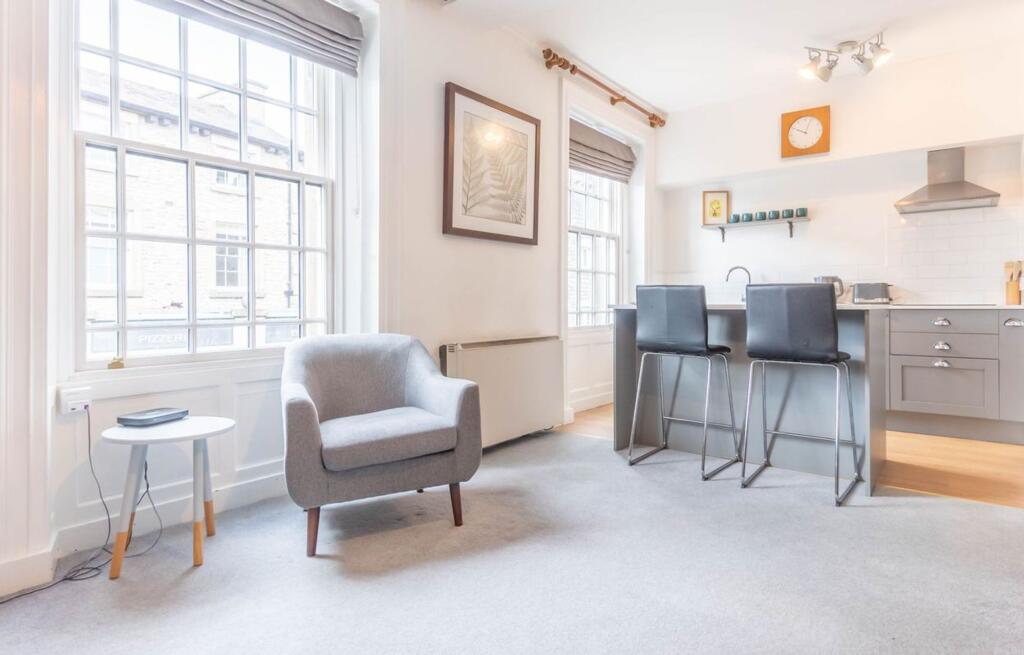 OPEN PLAN LIVING AREA