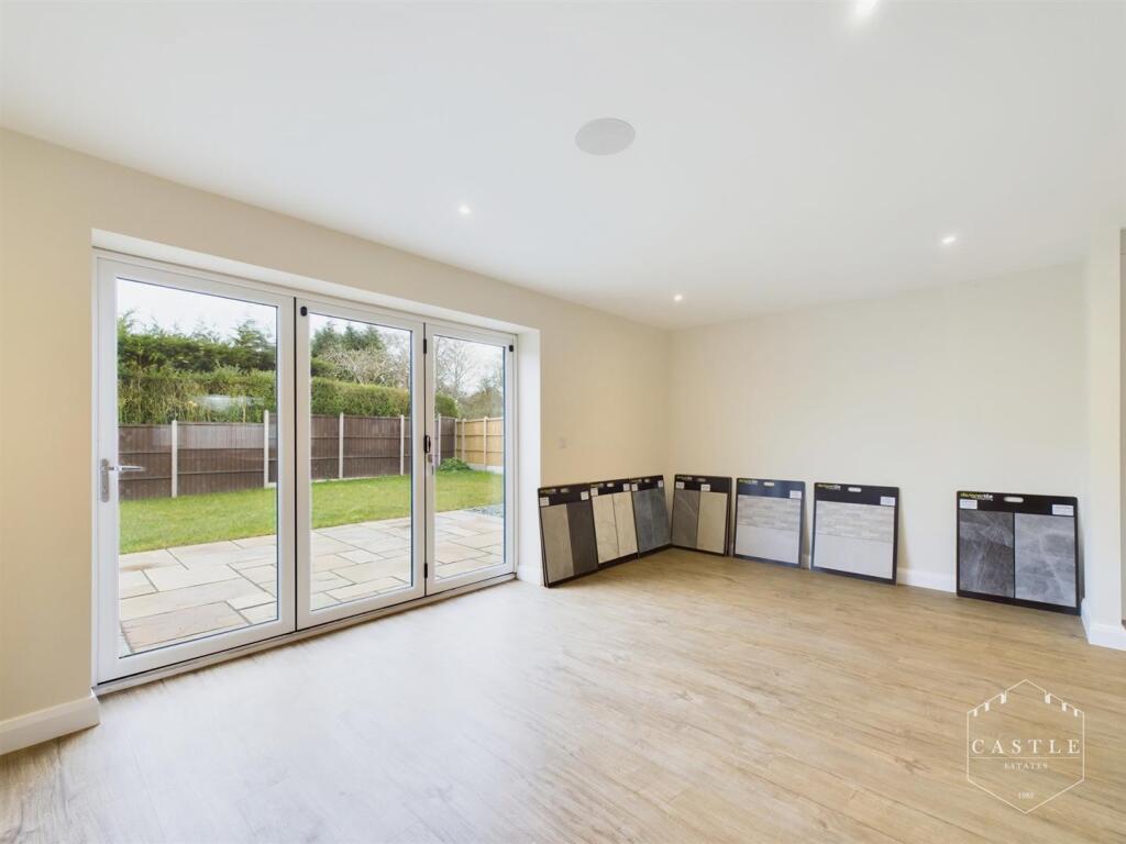 STUNNING OPEN PLAN LIVING / KITCHEN / DINING ROOM