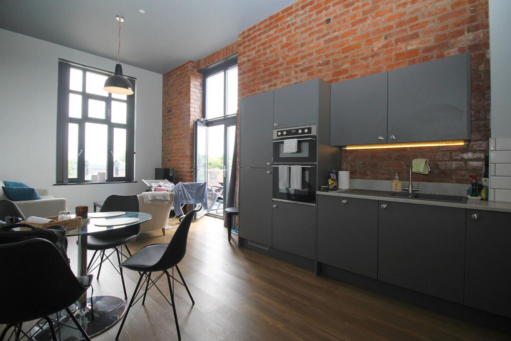 Lounge / Kitchen