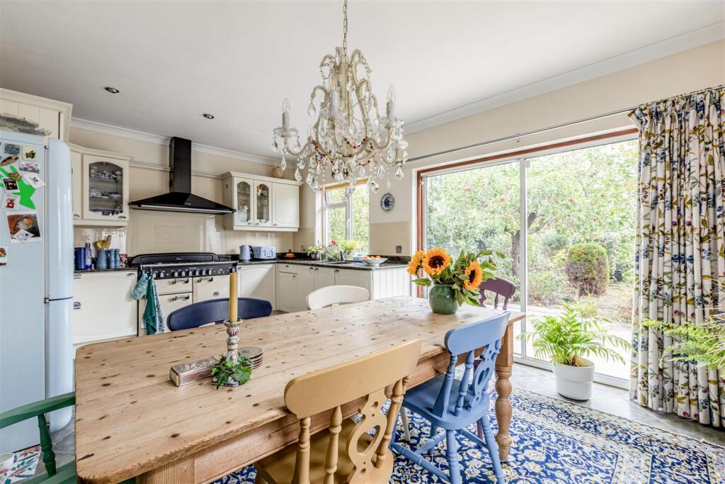 358 Molesey Road, KT12 3PG - 15.jpg