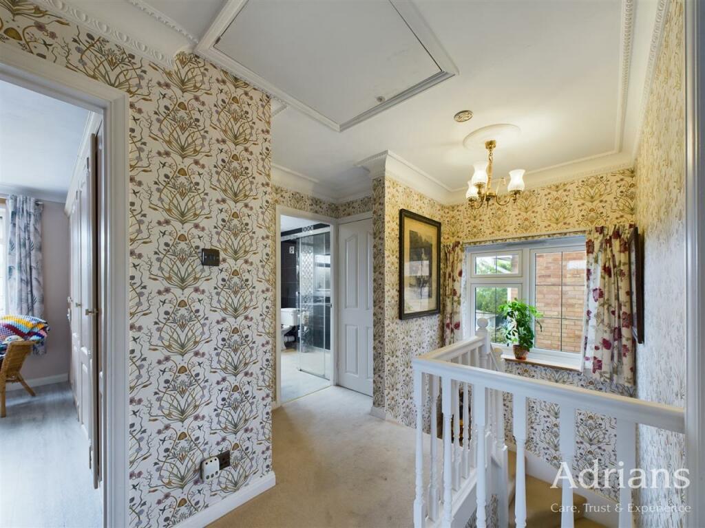 FIRST FLOOR LANDING