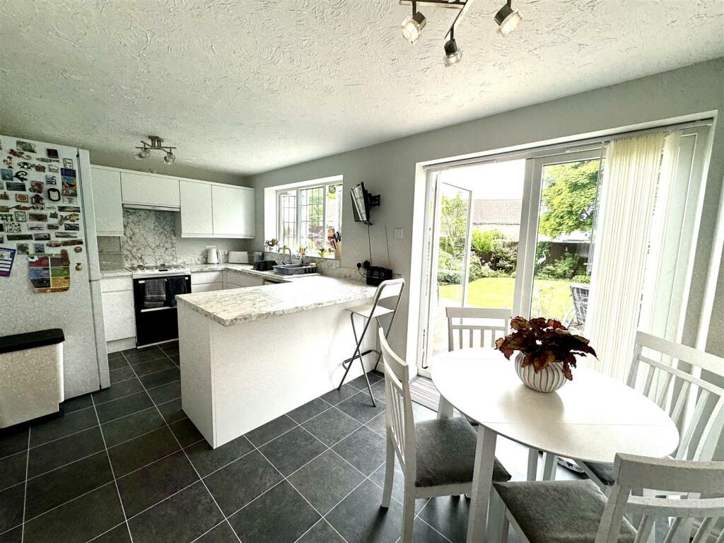 KITCHEN/BREAKFAST ROOM