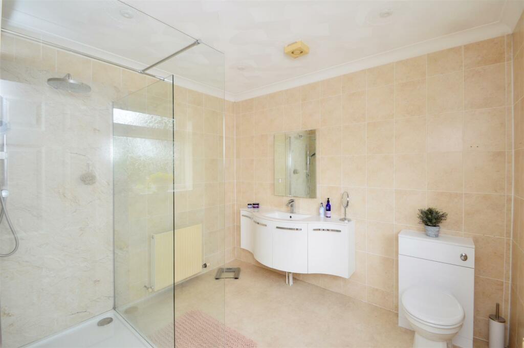Bedroom 1 En suite