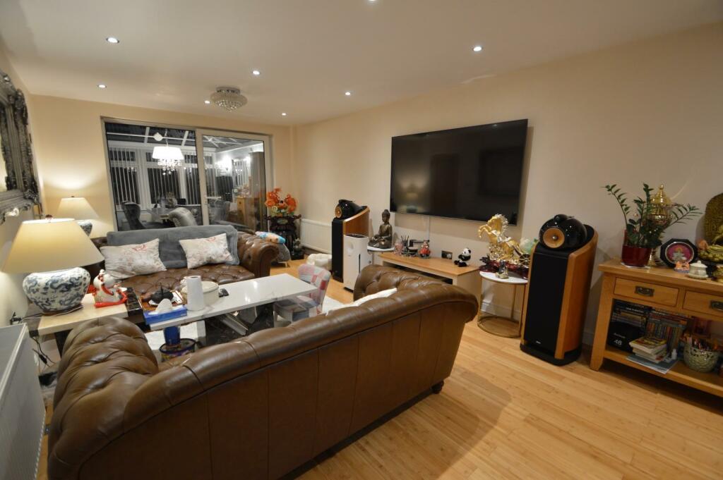 6 Meadow Close sitting room.JPG