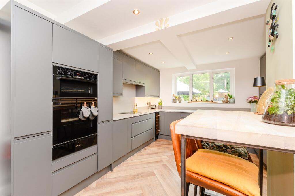 Kitchen/ Breakfast Room