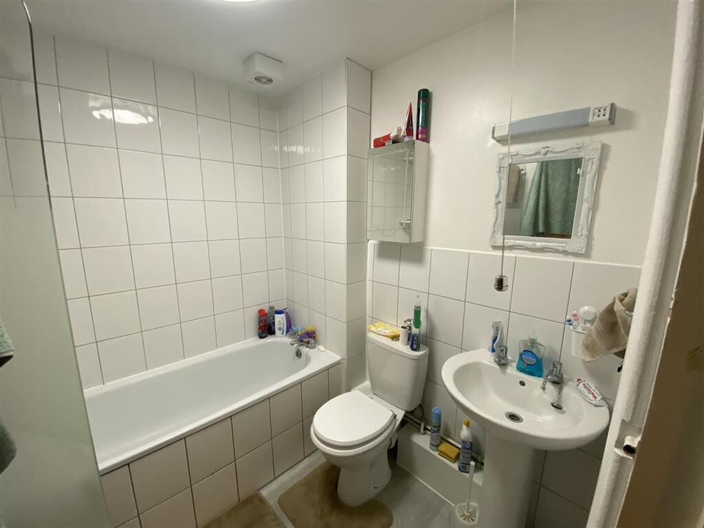 BATHROOM QUEENS LDGE46.JPG