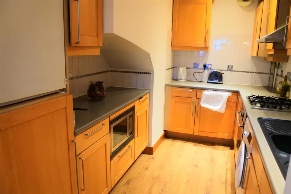 Kitchen 2.JPG